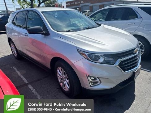 Used 2019 Chevrolet Equinox LS w/ LS Convenience Package FWD image 2