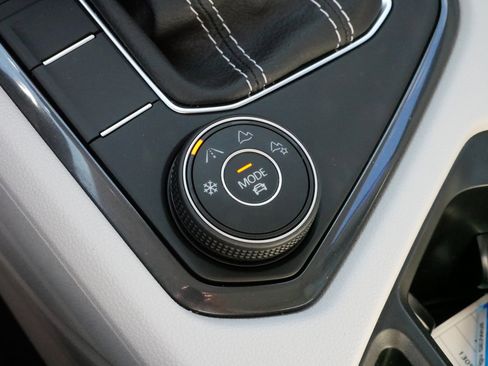 Certified 2024 Volkswagen Tiguan SE w/ Panoramic Sunroof Package image 27