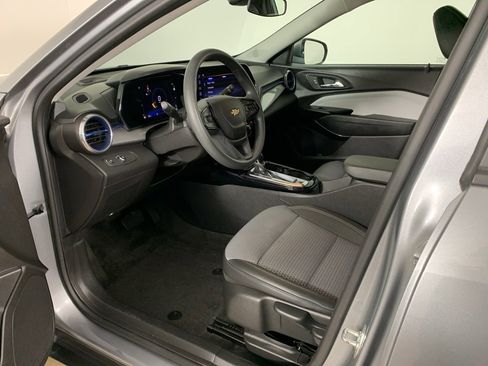 Used 2025 Chevrolet Trax LT image 28