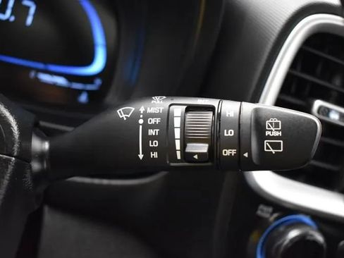 Used 2025 Hyundai Venue SEL FWD image 27