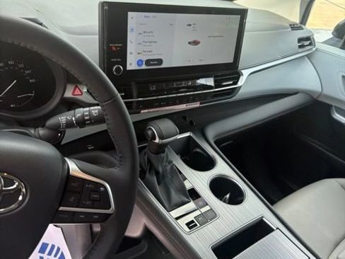 Used 2026 Toyota Sienna XLE FWD image 19