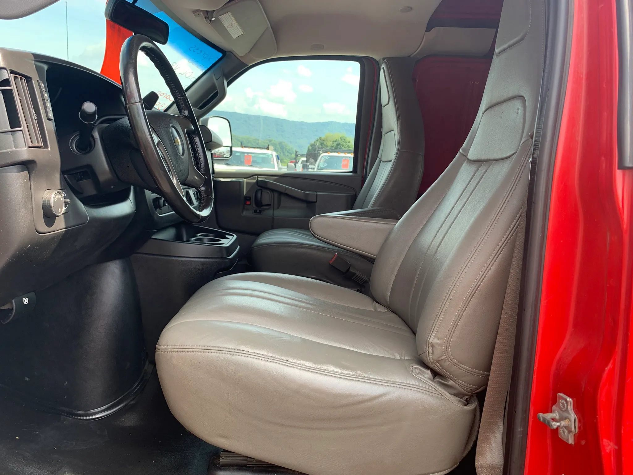 Used 2018 Chevrolet Express 2500 w/ Driver Convenience Package RWD image 8
