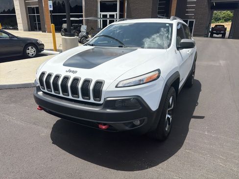 Used 2016 Jeep Cherokee Trailhawk w/ Comfort/Convenience Group AWD/4WD image 2