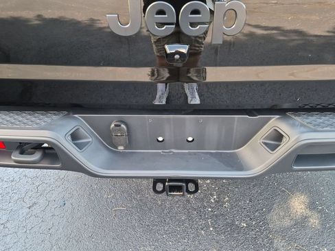 Used 2024 Jeep Gladiator Sport AWD/4WD image 32