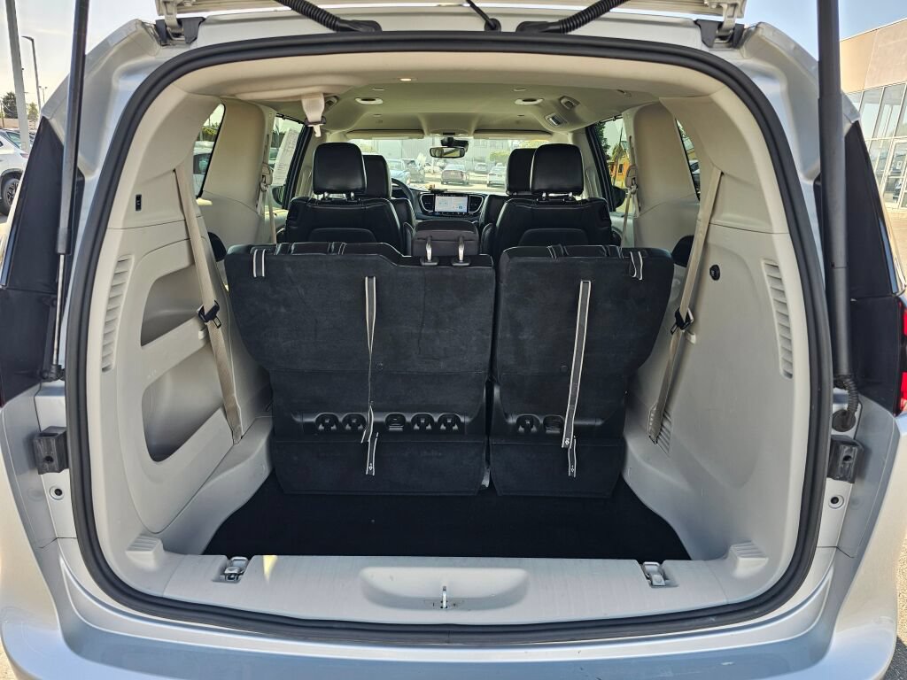Used 2024 Chrysler Pacifica Touring-L FWD image 31