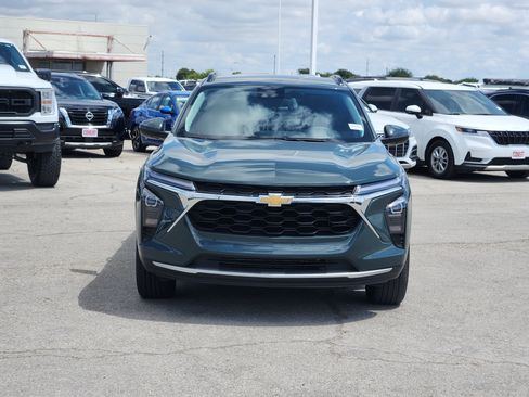 Used 2025 Chevrolet Trax LT FWD image 2