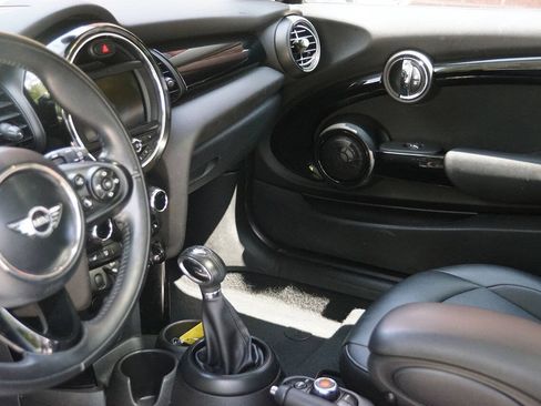 Used 2019 MINI Cooper 2-Door Hardtop w/ Premium Package FWD image 21