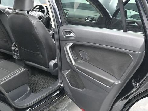 Used 2021 Volkswagen Tiguan SE image 12