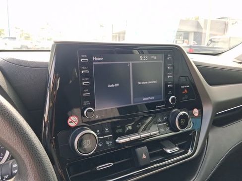 Used 2021 Toyota Highlander L FWD image 19