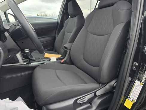 Certified 2025 Toyota Corolla Cross LE image 9