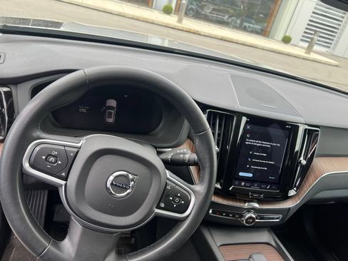 Used 2022 Volvo XC60 B5 Momentum w/ Climate Package AWD/4WD image 13