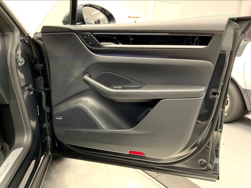 Used 2025 Porsche Macan Electric image 28