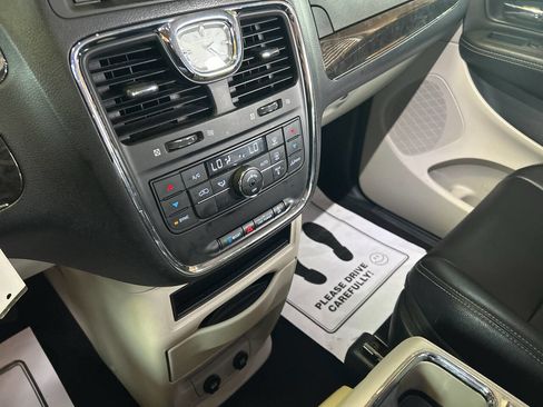 Used 2015 Chrysler Town & Country Touring FWD image 11