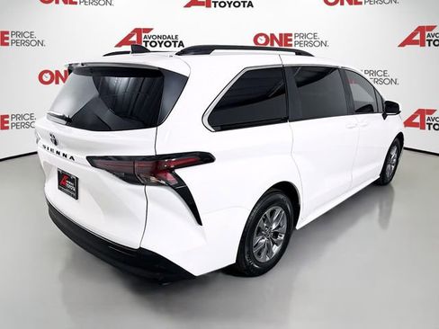 Used 2025 Toyota Sienna LE w/ LE Plus Package image 7