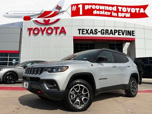 Used 2025 Jeep Compass Trailhawk image 1