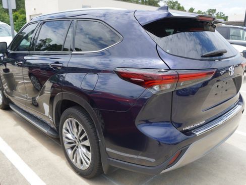 Used 2024 Toyota Highlander Platinum FWD image 7