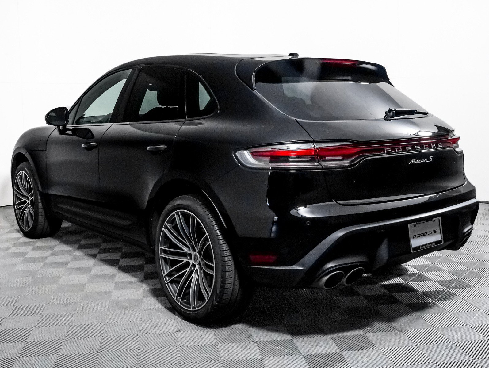 Certified 2024 Porsche Macan S AWD/4WD image 3