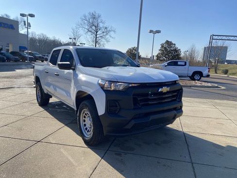 Used 2024 Chevrolet Colorado W/T image 2
