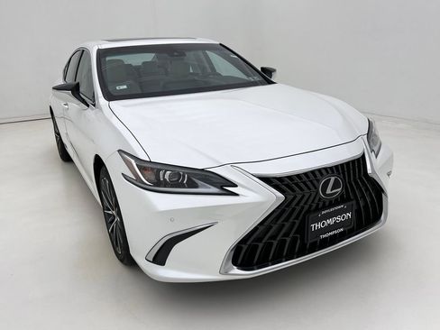 Used 2025 Lexus ES 300h w/ Premium Package image 3