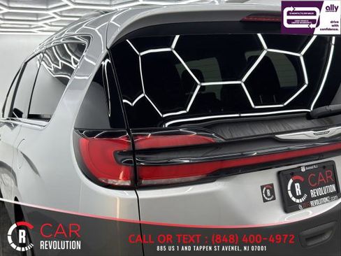 Used 2022 Chrysler Pacifica Touring-L image 69