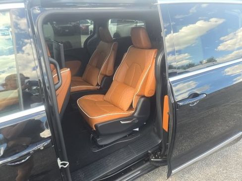 Used 2025 Chrysler Pacifica Pinnacle FWD image 18
