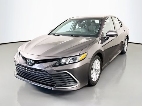 Used 2022 Toyota Camry LE FWD image 4