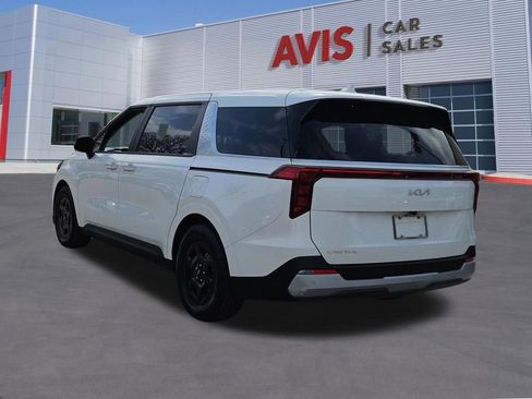 Used 2025 Kia Carnival image 3