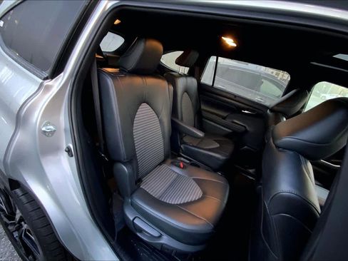 Used 2024 Toyota Highlander XSE FWD image 19