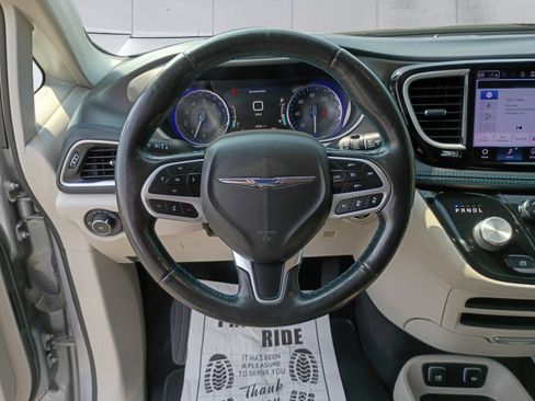 Used 2021 Chrysler Pacifica Touring AWD/4WD image 13