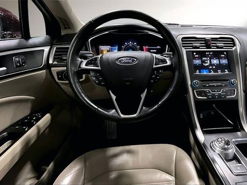 Used 2017 Ford Fusion SE w/ Fusion SE Technology Package image 9