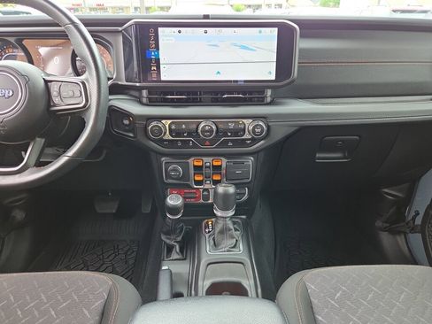 Used 2024 Jeep Gladiator Mojave w/ Technology Group AWD/4WD image 22