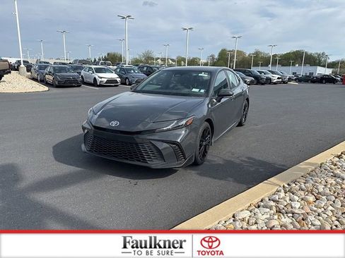 Used 2025 Toyota Camry SE image 3