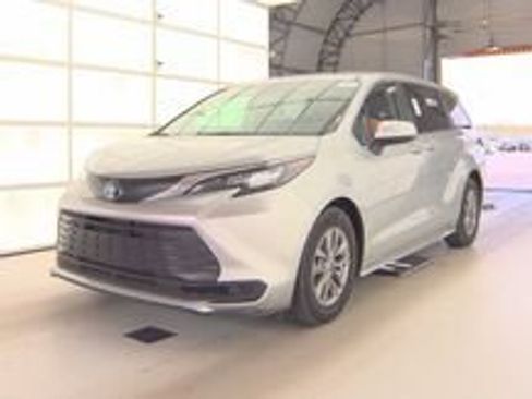 Used 2024 Toyota Sienna LE FWD image 1