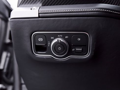 Used 2025 Aston Martin Vanquish RWD image 61