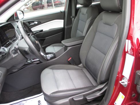 Used 2025 Chevrolet Trax LT w/ LT Convenience Package image 14