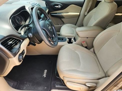 Used 2019 Jeep Cherokee Latitude w/ Popular Appearance Group FWD image 12
