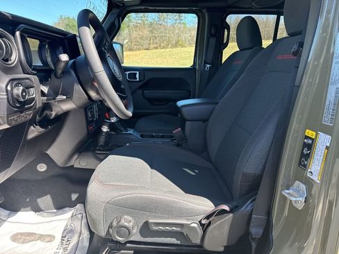 Used 2025 Jeep Wrangler Unlimited Rubicon AWD/4WD image 11