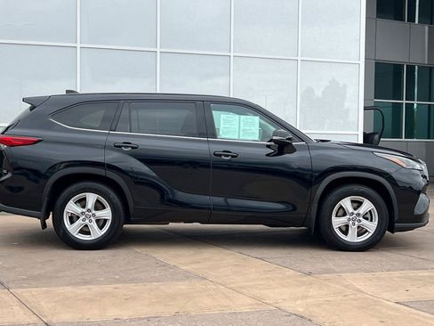 Certified 2022 Toyota Highlander LE image 3