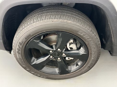 Used 2023 Jeep Grand Cherokee Altitude image 11