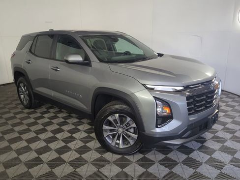 Used 2026 Chevrolet Equinox LT FWD image 2