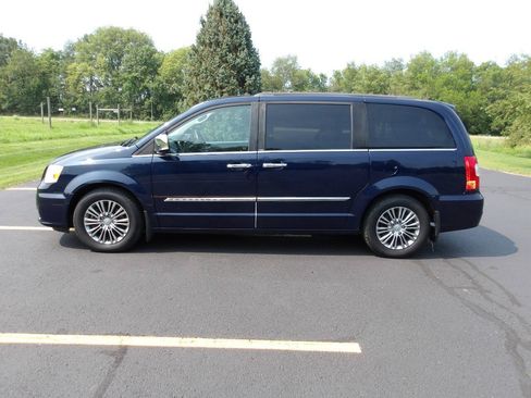 Used 2014 Chrysler Town & Country Touring-L w/ Driver Convenience Group FWD image 11