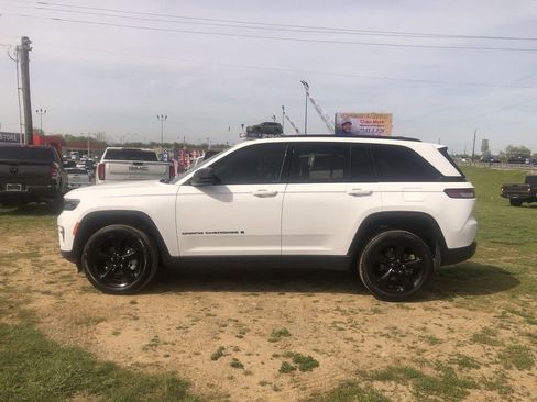 Used 2025 Jeep Grand Cherokee Limited w/ Black Appearance Package AWD/4WD image 11