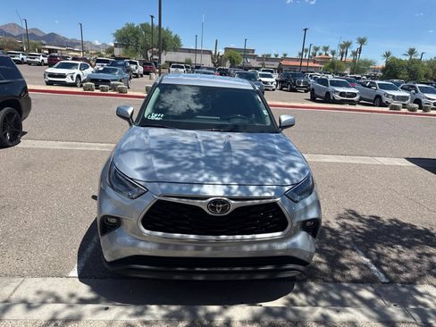 Used 2024 Toyota Highlander LE FWD image 2