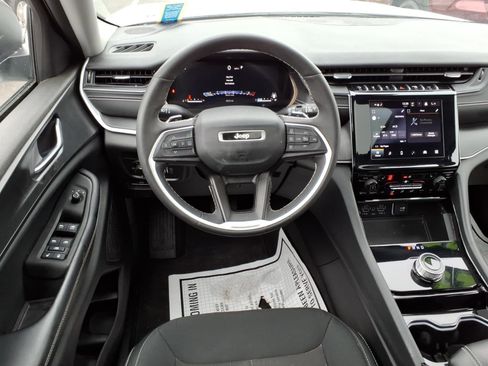 Used 2023 Jeep Grand Cherokee Laredo w/ Luxury Tech Group I AWD/4WD image 12