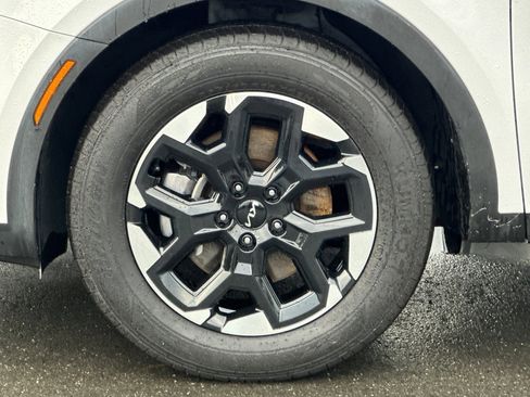 Used 2024 Kia Sorento S image 11