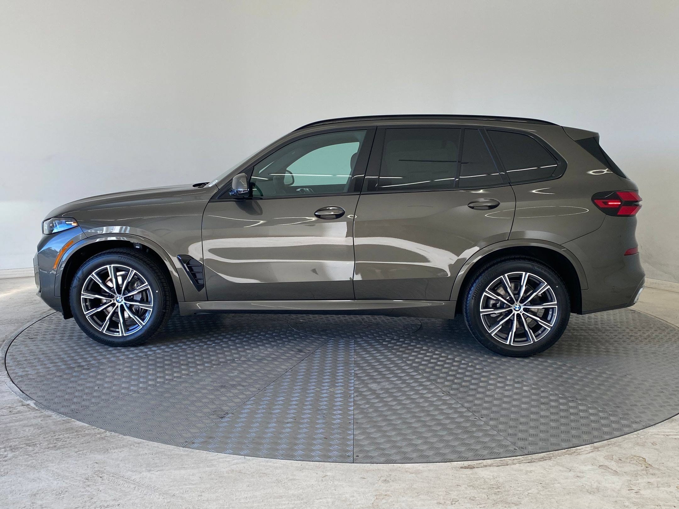 Used 2026 BMW X5 xDrive40i w/ M Sport Package AWD/4WD image 2