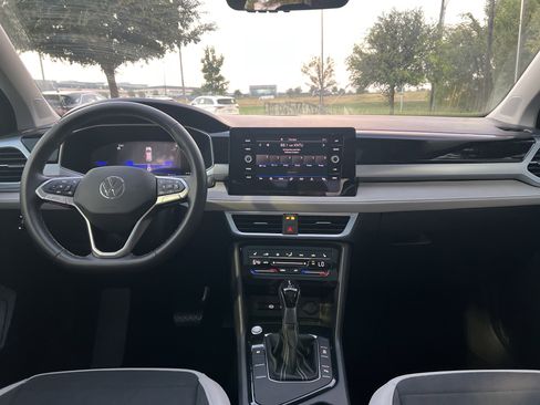 Certified 2025 Volkswagen Taos SE image 27