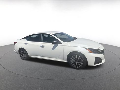Used 2025 Nissan Altima 2.5 SV FWD image 2