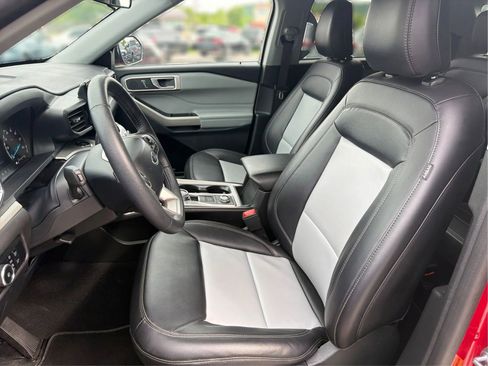 Used 2024 Ford Explorer XLT w/ Equipment Group 202A AWD/4WD image 39