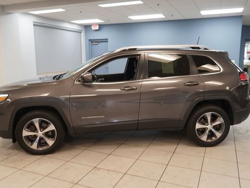 Used 2019 Jeep Cherokee Limited AWD/4WD image 2
